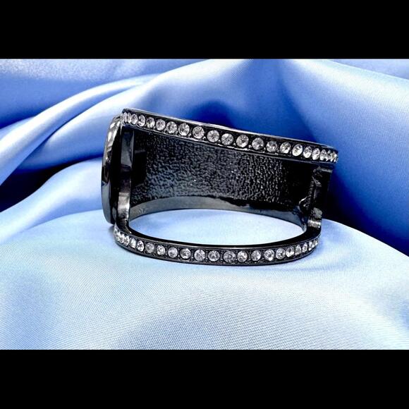 GUESS BLACK HINGED SS HALF PAVED RHINESTONE & HALF SINGLE RHINESTONE CUFF - Picture 2 of 6